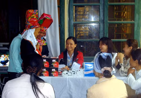 Tuyên truyền các biện pháp thực hiện KHHGĐ cho bà con dân tộc thiểu số xã Đại Dực (Tiên Yên).
