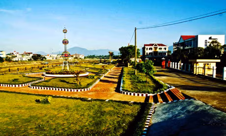 Vườn hoa bên sông.