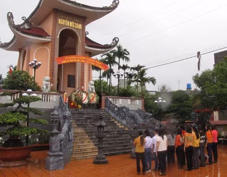 Cán bộ và học sinh xuất sắc của Trường THCS Nguyễn Đức Cảnh tưởng niệm trước lăng mộ đồng chí Nguyễn Đức Cảnh .