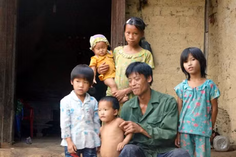 Gia đình anh Tằng A Nhì, thôn Ngàn Chuồng, xã Lục Hồn (Bình Liêu) đã sinh tới 7 con chỉ vì muốn có con trai.