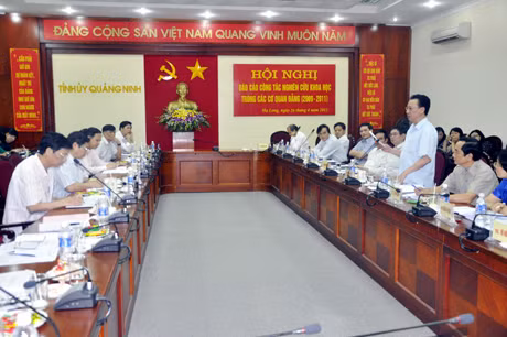 GS-TS Phùng Hữu Phú, Phó Chủ tịch Thường trực Hội đồng Lý luận Trung ương, Chủ tịch Hội đồng Khoa học các cơ quan Đảng Trung ương phát biểu tại hội nghị.