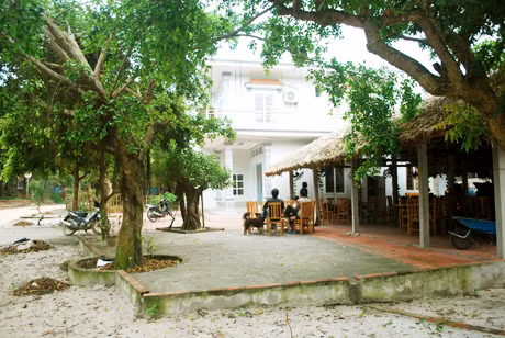 Nhiều người dân ở xã Minh Châu đã xây nhà nghỉ khang trang để đón khách du lịch. (Ảnh: Nhà nghỉ của ông Vương Văn Tý, thôn Ninh Hải).
