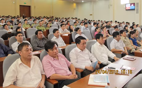 Các đại biểu nghe quán triệt nội dung Nghị quyết.