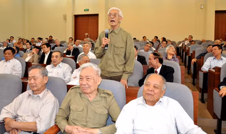 Các sĩ quan cao cấp nghỉ hưu trên địa bàn TP Hạ Long thảo luận về triển khai Nghị quyết T.Ư 4 (khóa XI).