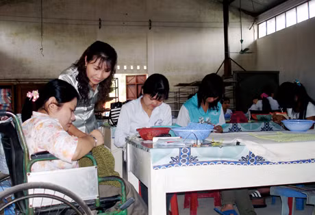Công ty CP Mai Hoàng (TP Hạ Long) là một trong những doanh nghiệp đã quan tâm tạo nhiều điều kiện cho người khuyết tật làm việc. Ảnh: THÙY LINH