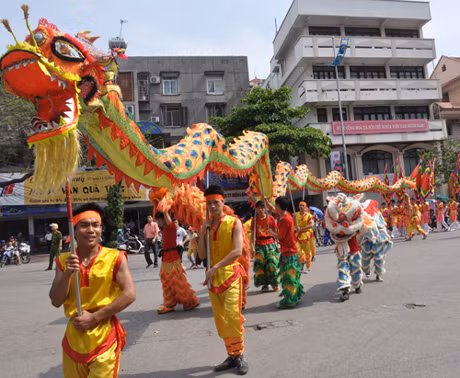 Múa rồng, lân, sư dẫn đầu đoàn rước tạo nét sôi động hấp dẫn du khách.