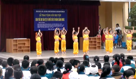 Tiết mục văn nghệ của học sinh TP Móng Cái tại lễ trao góc học tập cho học sinh khuyết tật của Hội Bảo trợ Người tàn tật và Trẻ mồ côi tỉnh tại Móng Cái.