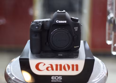 5D Mark III đã có mặt trên các kệ hàng. Ảnh: Huy Đức.