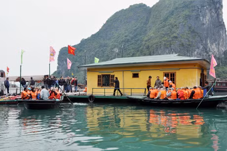 Để phục vụ du khách đến tham quan Hang Luồn, Ban Quản lý Vịnh Hạ Long đã lập một trạm đón khách phía trước cửa hang.