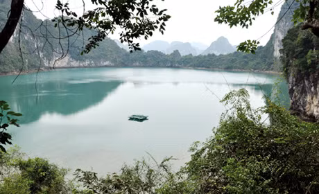 Khung cảnh hồ Mê Cung đầy chất lãng mạn.