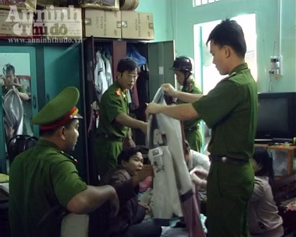 Cơ quan CSĐT tỉnh Quảng Ngãi thực hịên lệnh khám xét nhà của một nhóm lừa đảo với thủ đoạn cho số đề