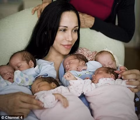 Nadya Suleman, một phụ nữ ở California, với 6 trong số 8 đứa trẻ mà cô sinh ra năm 2009. Ảnh: Channel 4