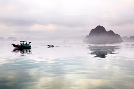 Đôi lúc mặt vịnh bồng bềnh sương bay, thì trời hửng nắng, cả mặt vịnh như được rác bạc trong sương.
