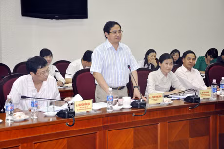 Đồng chí Phạm Minh Chính, Bí thư Tỉnh ủy giới thiệu với đoàn công tác về đề án “Phát triển kinh tế - xã hội nhanh, bền vững, đảm bảo vững chắc quốc phòng, an ninh Quảng Ninh”.