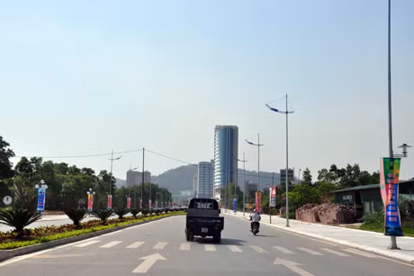 Dự án vỉa hè và điện chiếu sáng đường Hoàng Quốc Việt đang được nhà thầu lát đá phần vỉa hè.
