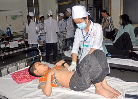 Kiểm tra sức khỏe cho bệnh nhân bị bệnh tay chân miệng đang điều trị tại Khoa Truyền nhiễm, Bệnh viện Đa khoa tỉnh.