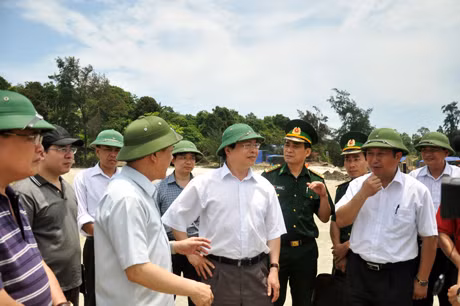 Đồng chí Vũ Huy Hoàng, Bộ trưởng Bộ Công thương (thứ 2 từ phải sang) nghe lãnh đạo tỉnh Quảng Ninh và lãnh đạo huyện Cô Tô báo cáo tình hình triển khai Dự án đưa điện lưới ra Cô Tô