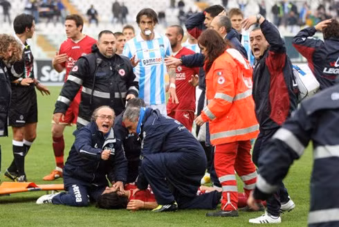 Cái chết của Piermario Morosini vì trụy tim khi đang đá trận Pescara - Livorno ở Serie B trưa thứ bảy khiến LĐBĐ Italy dừng các hoạt động bóng đá trên lãnh thổ dịp cuối tuần này.