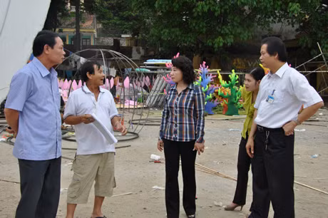 Đồng chí Phó Chủ tịch kiểm tra tiến độ làm mô hình xe hoa của đơn vị thi công