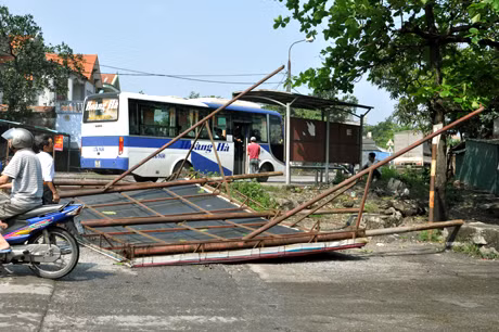 Nhiều tấm biển quảng cáo lớn bị gãy đổ.