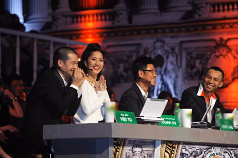 Việt Tú (ngoài cùng bên trái) và các giám khảo trong liveshow thứ tư Bước nhảy Hoàn vũ. Ảnh: Lý Võ Phú Hưng.