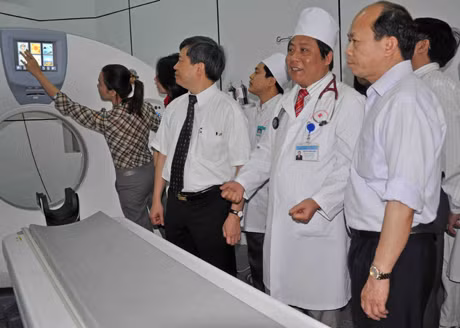Các đại biểu tham quan máy chụp cắt lớp toàn thân 128 lát tại Bệnh viện đa khoa tỉnh.