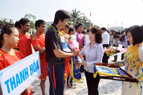 Đồng chí Vũ Thị Thu Thủy tặng cờ và hoa cho các đội tham gia giải