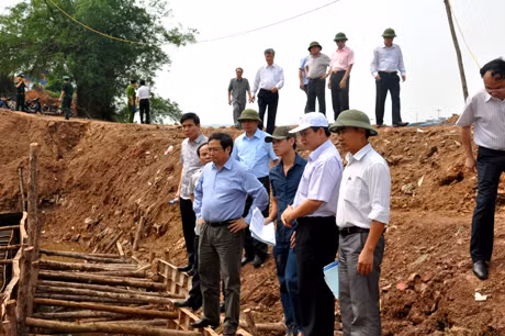 Đồng chí Phạm Minh Chính, Bí thư Tỉnh uỷ kiểm tra tuyến kè biên giới sông Ka Long (TP Móng Cái).