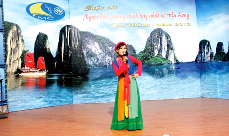 Thí sinh Phạm Thị Thu Phương đến từ Đài PTTH tỉnh Hòa Bình, 1 trong 13 gương mặt lọt vào vòng Chung khảo, trình diễn phần thi năng khiếu ở vòng sơ khảo. Ảnh: PV