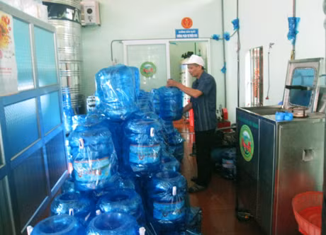 Với đồng lương 2 triệu đồng/tháng từ công việc tại cơ sở sản xuất nước uống đóng chai Ngọc Á, ông Nguyễn Văn Liệu (xã Đức Chính, Đông Triều) đã có thể trang trải thêm cho cuộc sống.
