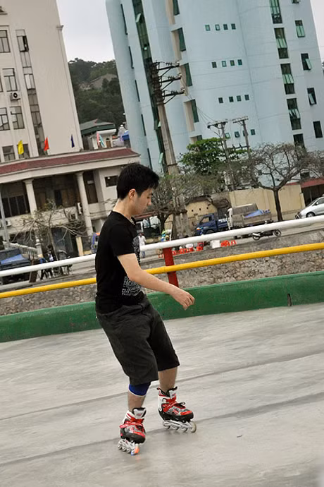 Các tay trượt patin chuyên nghiệp cũng tới trượt tại sân chơi này với giá 10.000 đồng/người vì không khí đông vui, náo nhộn và an toàn hơn trượt patin ngoài đường phố.