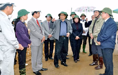 Bí thư Tỉnh uỷ Phạm Minh Chính cùng đoàn công tác của tỉnh thăm công trường xây dựng của Công ty CP Sửa chữa tàu biển NOSCO-VINALINES ở xã Tiền Phong (Quảng Yên). Ảnh: THU NGUYÊT