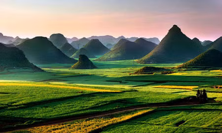La Bình nằm ở phía đông của tỉnh Vân Nam cách thủ phủ Côn Minh 240 km.