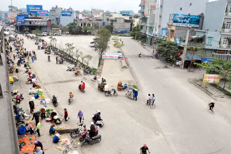 Chợ "cóc" mọc ngay dưới gầm cầu Bãi Cháy, khu 2, phường Yết Kiêu.