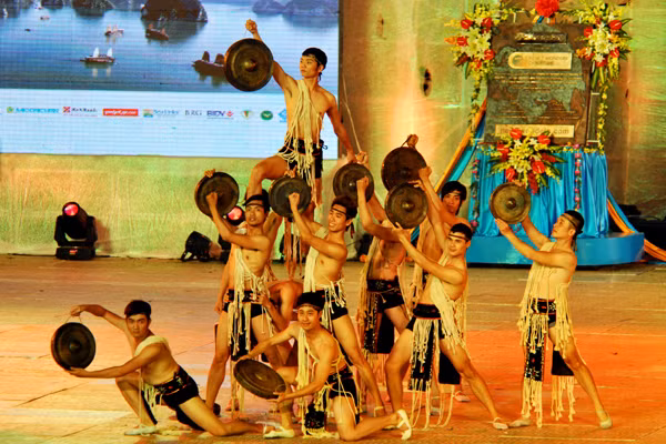 Đến các miền văn hoá độc đáo với chủ đề “Việt Nam - Đất nước của những di sản thế giới”.
