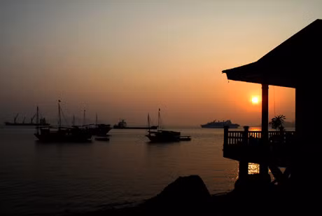 Sắc đỏ hoàng hôn trên vịnh.
