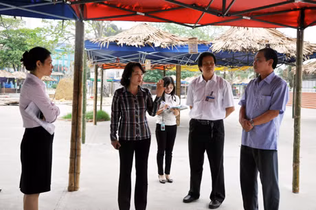 Đồng chí Vũ Thị Thu Thủy, Phó Chủ tịch UBND tỉnh kiểm tra công tác chuẩn bị các gian hàng tại lễ hội ẩm thực (Khu vực Công ty Du lịch thanh niên).