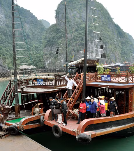 Du khách Hàn Quốc tham quan hang Sửng Sốt.