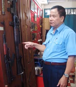 Ông Nguyễn Quang Vinh giới thiệu bộ ván rỗng ruột giấu vũ khí. Ảnh: CAND.