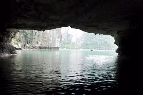 Sở dĩ có tên gọi Hang Luồn bởi đây là một vòng cung núi hình tròn khép kín, ở giữa là một hồ nước xanh ngắt phẳng lặng, thông với biển bằng một đường hầm tạo ra bởi một chiếc hang mà đáy bị ngập nước. Hang Luồn dài gần 60m, nóc hang chỉ cao từ 2,5m đến 4m tuỳ theo con nước thuỷ triều.