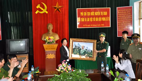 Tặng bức chân dung "Bác đang cùng chúng cháu hành quân" cho các đơn vị lực lượng vũ trang trên huyện đảo.