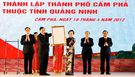 Phó Chủ tịch nước Nguyễn Thị Doan trao Nghị quyết của Chính phủ về việc thành lập TP Cẩm Phả cho lãnh đạo thành phố. Ảnh: ĐỖ GIANG