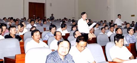 Các doanh nghiệp tham gia ý kiến tại buổi gặp gỡ đối thoại với Chủ tịch tỉnh.