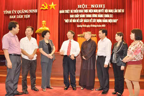 Các đại biểu trao đổi trong giờ giải lao.