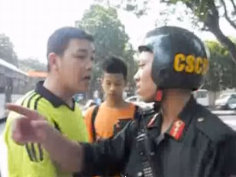  Hoa Chí Thanh đang thách thức một cảnh sát cơ động