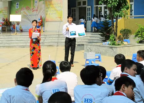 Cán bộ thư viện tỉnh giới thiệu tới các em học sinh cuốn sách về Vịnh Hạ Long của tác giả Thi Sảnh.