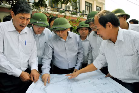 Các đồng chí lãnh tỉnh kiểm tra hạ tầng giao thông đi vào khu vực Đền Cửa Ông, TP Cẩm Phả.