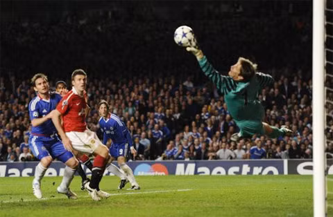 Van der Sar thời còn bắt bóng cho Man Utd.