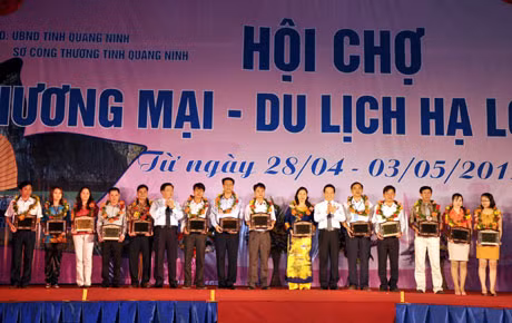 Các đồng chí Nguyễn Văn Thành, Phó Chủ tịch UBND tỉnh, Nguyễn NHư Hiền, Phó Chủ tịch HĐND tỉnh trao vòng nguyệt quế cho các gian hàng tiêu biểu