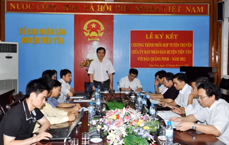 Đồng chí Nguyễn Tiến Mạnh, Tổng biên tập Báo Quảng Ninh phát biểu tại lễ ký kết